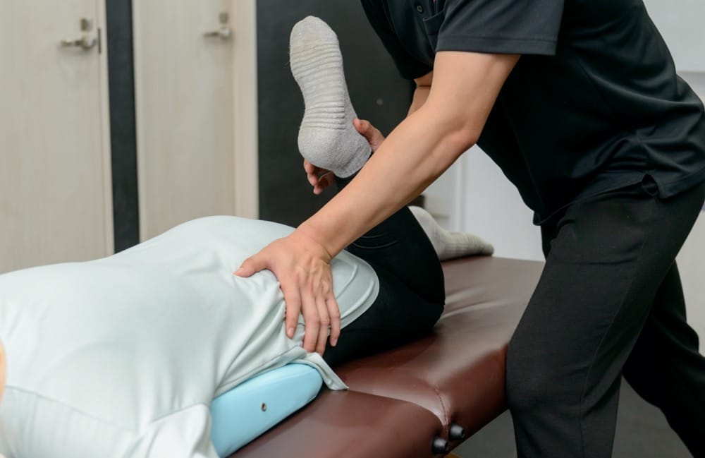 Fizjoterapeuta podczas sesji terapii manualnej z pacjentem